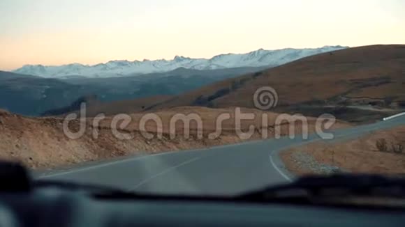 在山路上旅行视频的预览图