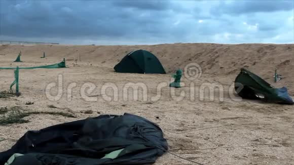 海滩上的破帐篷视频的预览图