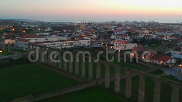 日落时分在葡萄牙维拉多孔德和古圣克拉拉渡槽上空的空中拍摄视频的预览图