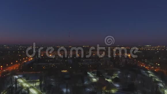 高清无人机空中拍摄夜间工业城市道路视频的预览图