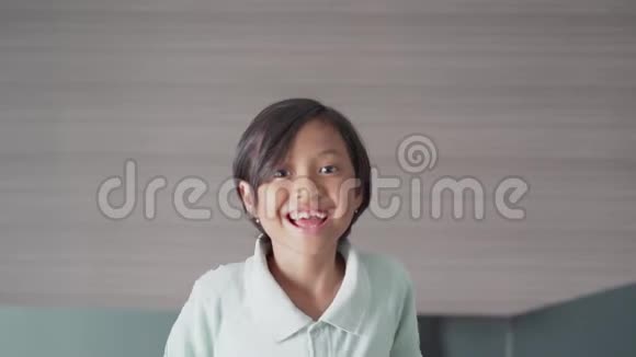 快乐的小女孩在卧室里跳视频的预览图