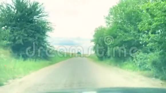 糟糕的路前景车在乡村公路上行驶视频的预览图