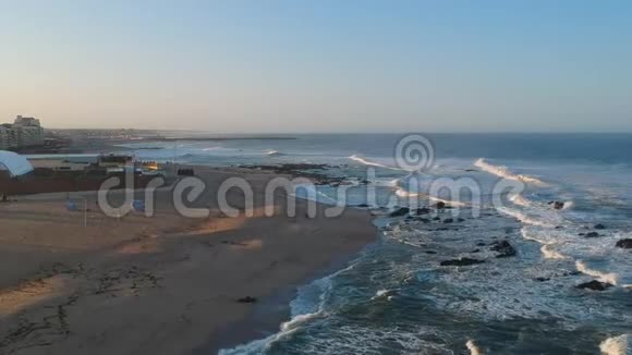 日出刚过葡萄牙波沃阿德瓦尔齐姆空海滩视频的预览图