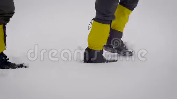 两个人去探险专业的登山靴和紧身裤有助于在雪地里移动视频的预览图