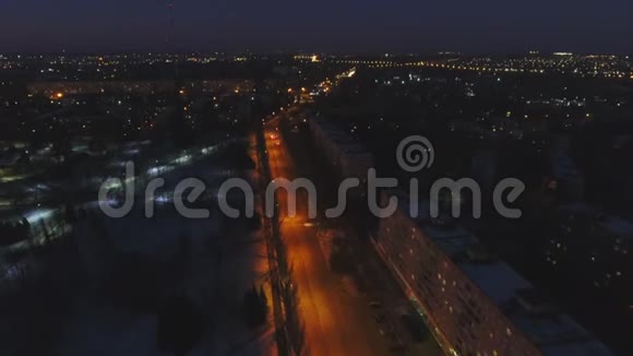 夜间无人驾驶飞机沿交通道路对夜间城市进行空中拍摄视频的预览图