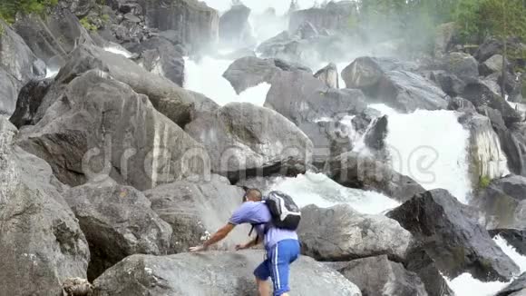 旅行者沿着瀑布狂奔视频的预览图