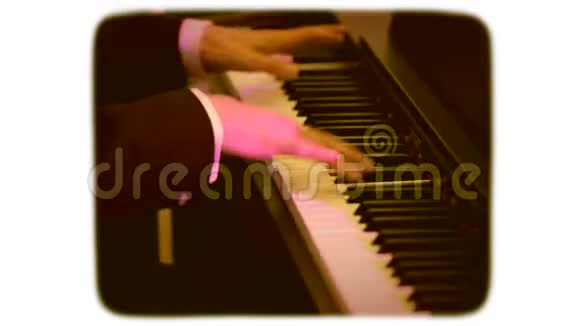 那个弹钢琴的人复古风格电影1970年代视频的预览图