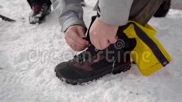 两个人去探险专业的徒步旅行靴子和裤腿有助于在雪地里移动视频的预览图