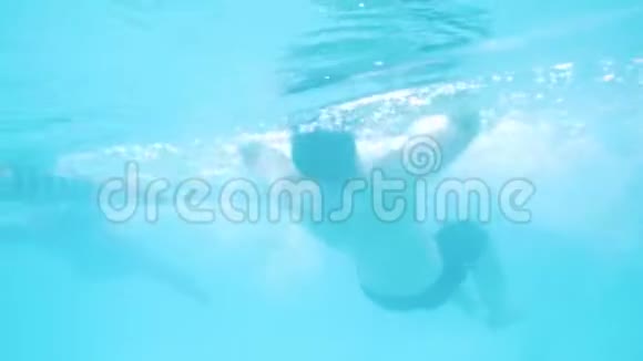 残疾人在游泳池的背部游泳水下射击视频的预览图