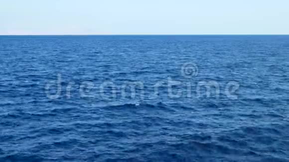 蓝色海水背景为白色泡沫视频的预览图
