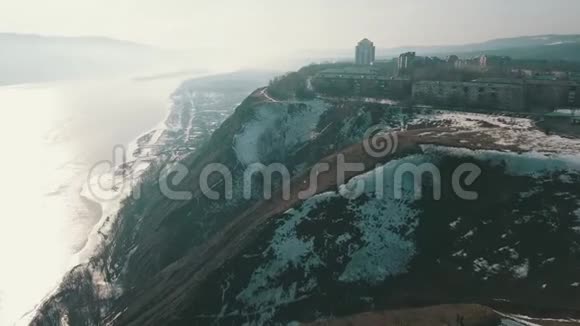 西伯利亚河上方的悬崖视频的预览图