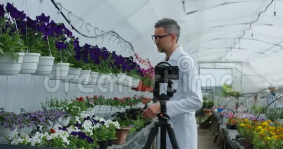 男园丁向摄像机展示植物视频的预览图