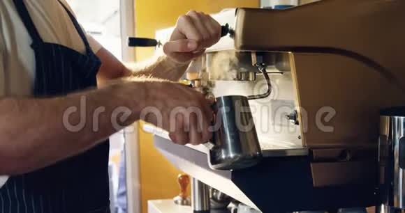 4k咖啡厅男服务员使用咖啡机视频的预览图