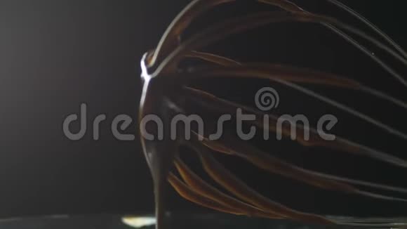 一只雌性的手被打蛋器所阻碍热巧克力可以搅拌液体巧克力然后在上面喷射视频的预览图