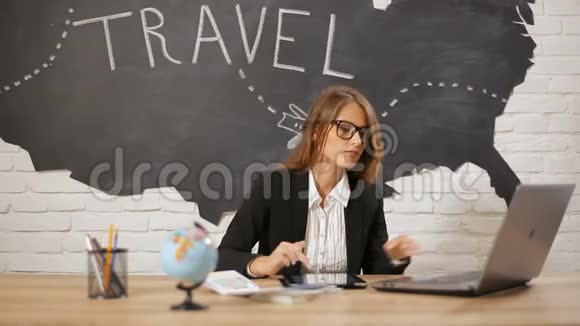 旅行社在网上注册游客视频的预览图