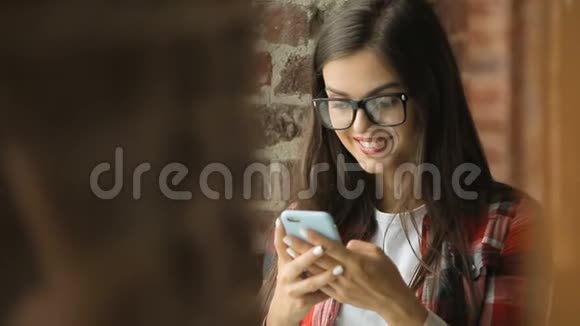 女人微笑作为阅读信息视频的预览图