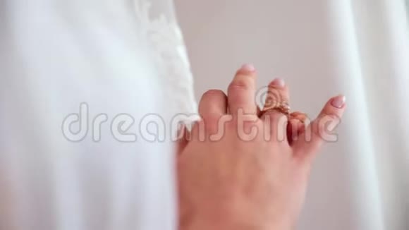 女孩一个女人正在拿结婚戒指开始新的生活泰宁视频的预览图