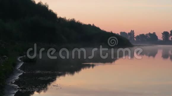 美丽宁静的日出河畔的晨曦水镜上有神奇的薄雾反光很好视频的预览图