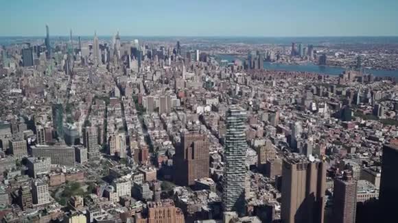 纽约市的空中景色市中心哈德逊湾布鲁克林大桥和曼哈顿下城的塔楼视频的预览图