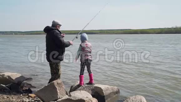小女孩和她的爷爷钓鱼视频的预览图