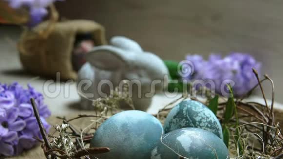 手装饰复活节的巢风信子的花视频的预览图