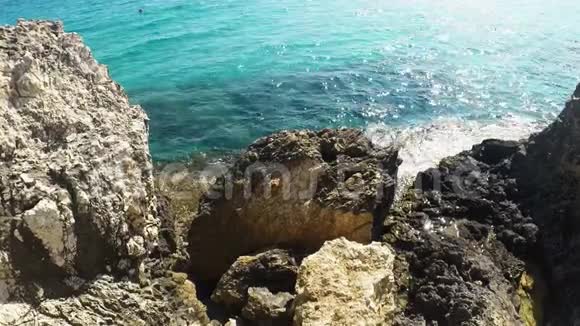 岛上岩石海岸风景和海浪视频的预览图