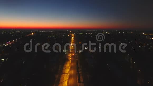 夜间无人驾驶飞机沿道路对夜间城市进行空中射击视频的预览图