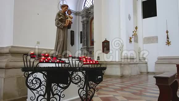 美丽的欧洲东正教教堂的内部视频的预览图
