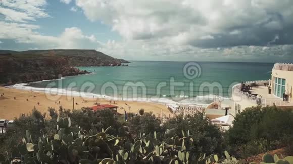 在地中海的一个岛屿上美丽的沙滩景色雨云笼罩着大海和地中海小镇视频的预览图