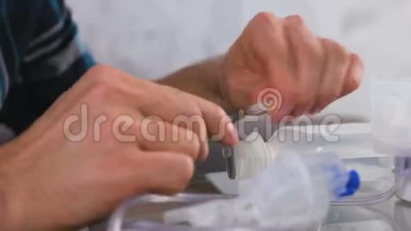 人拿起注射器用生理盐水吸入双手特写视频的预览图