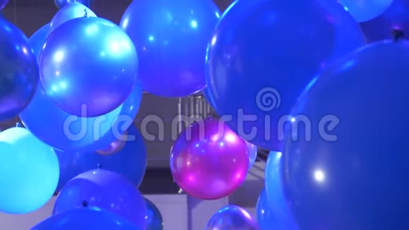 派对上的蓝色气球在夜总会的灯光下点燃音乐晚会理念节日气氛视频的预览图