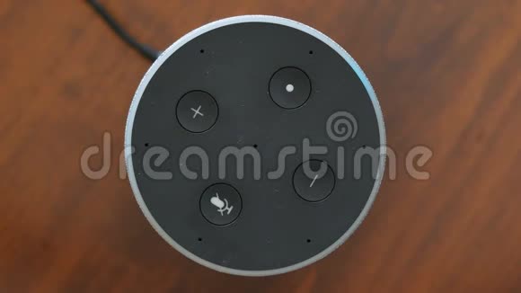智能音箱顶视人工智能助手语音控制蓝环按钮激活视频的预览图