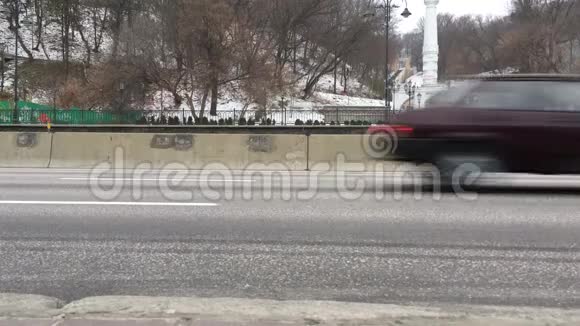 纳贝雷兹涅高速公路上的汽车另一个角度视频的预览图