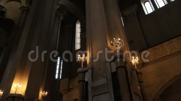东正教教堂内穹顶内部的全景摄像机运动慢动作视频的预览图