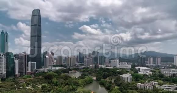 云彩流过现代城市视频的预览图