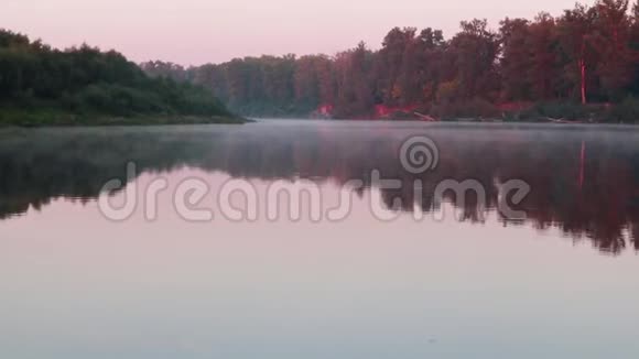 美丽宁静的日出河畔的晨曦水镜上有神奇的薄雾反光很好视频的预览图