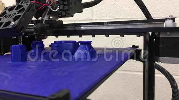 3D印花机在工业车间打印物件视频的预览图
