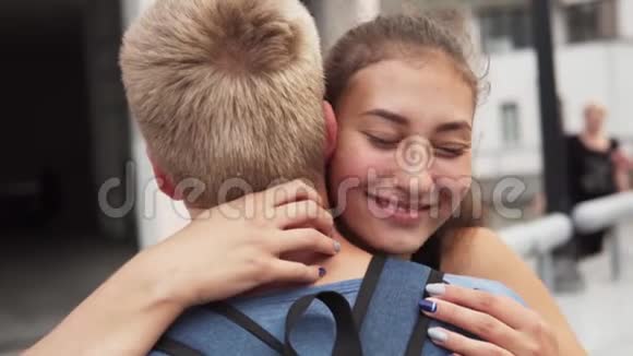亲密的脸充满爱的快乐女孩拥抱她的男朋友视频的预览图