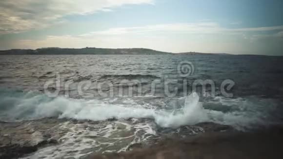 海浪在石头上破碎的景象波浪在石头海岸破碎视频的预览图