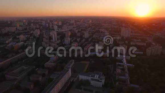 在美丽的日落空中背景下的绿色城市视频的预览图