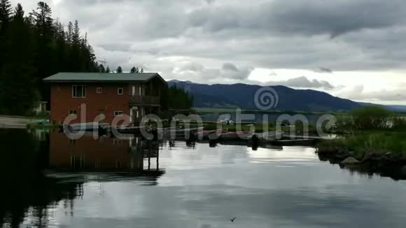 爱达荷州的船屋和船湖视频的预览图