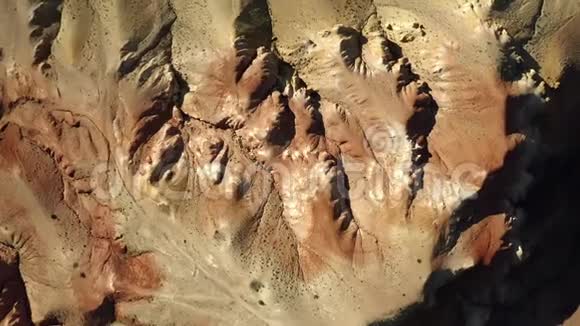 有色岩石火星景观飞越南山红岩组空中射击4K视频的预览图