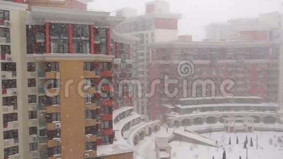 雪花向上移动城市缓慢移动视频的预览图