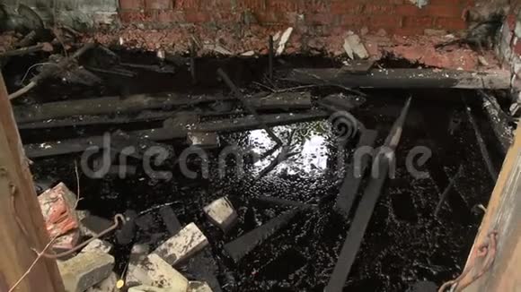 废弃的建筑地板和树叶上有石油化学物质生态灾难视频的预览图