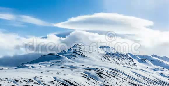 北极的云层在山上翻滚视频的预览图