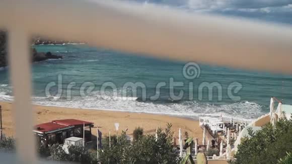 在地中海的一个岛屿上沙滩景色令人惊叹雨云笼罩着大海和地中海小镇视频的预览图