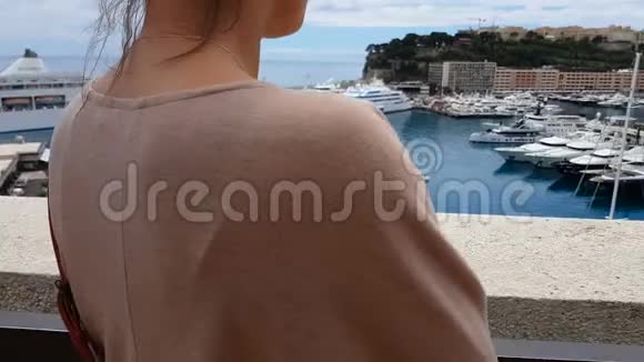 年轻女子在地中海港口看游艇梦想着丰富的生活视频的预览图