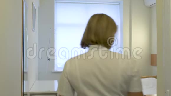 护士关上医院房间的门视频的预览图