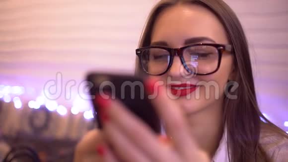 一位迷人的年轻女商人正在她的智能手机设备中使用一个应用程序发送一条短信4k青年视频的预览图