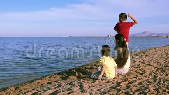 三个孩子坐在埃及红海沿岸视频的预览图